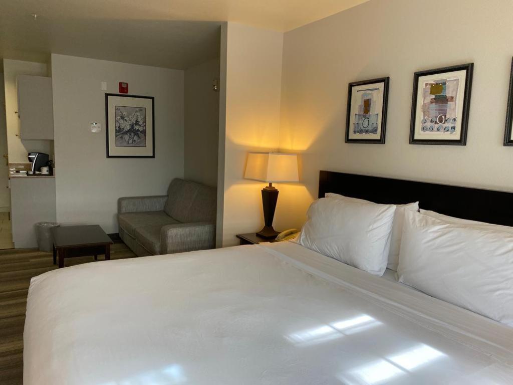Hotel Marguerite Anaheim - Garden Grove, Trademark Collection Exterior photo